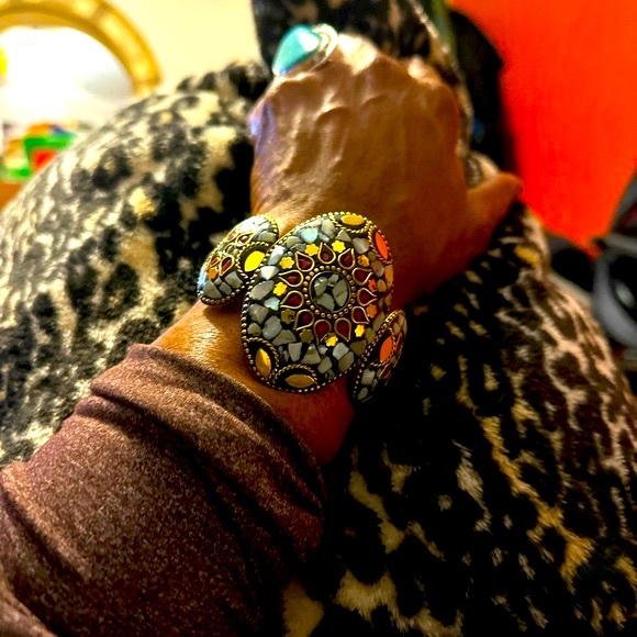 Brass cuff. Heavy quality. Mother pearl and coral inlaid.  Nice. Hand made - Picture 2 of 8